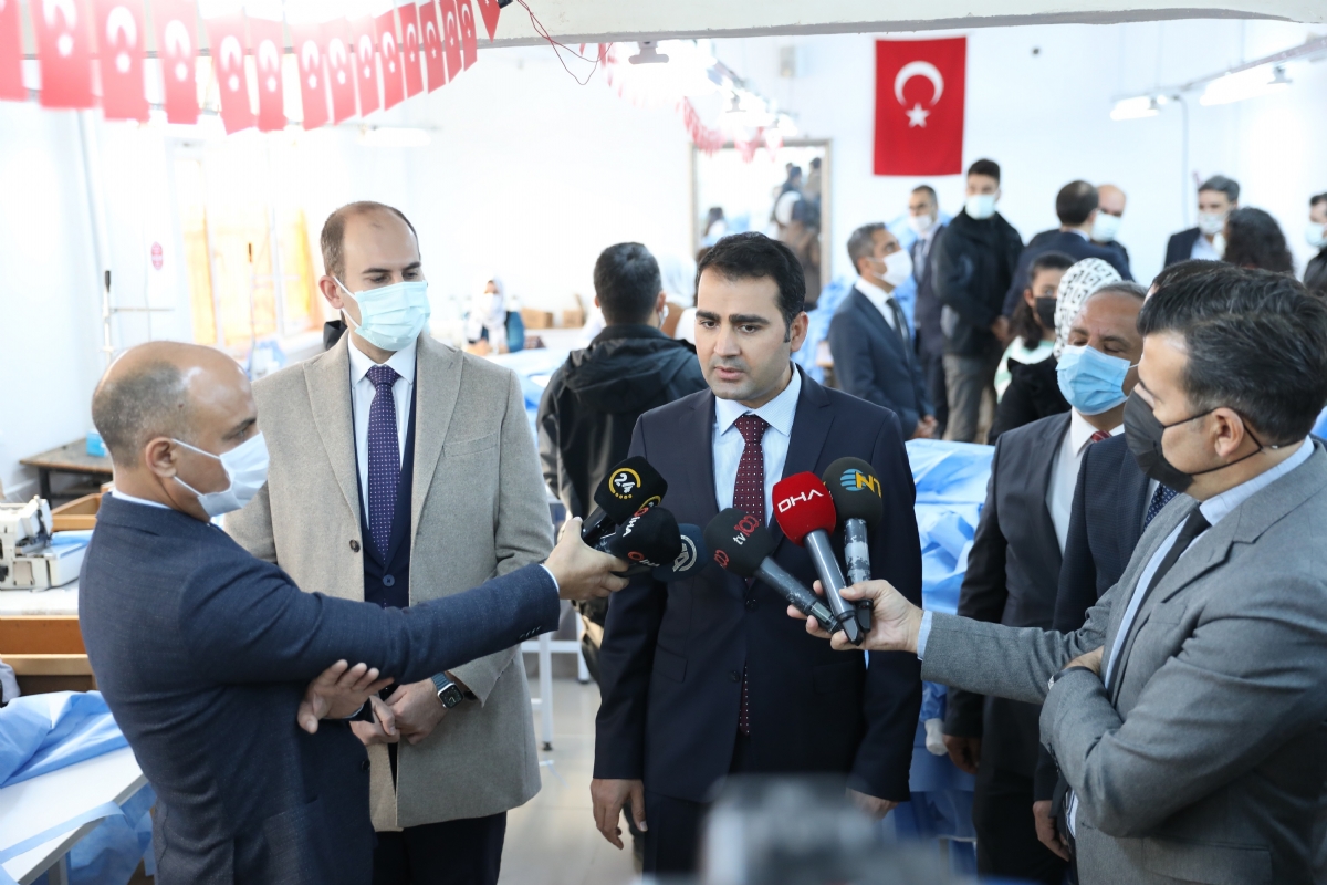 Diyarbakır’da Liseli Gençler İtalya’ya 1.5 Milyon Adet Koruyucu Kıyafet Dikiyor